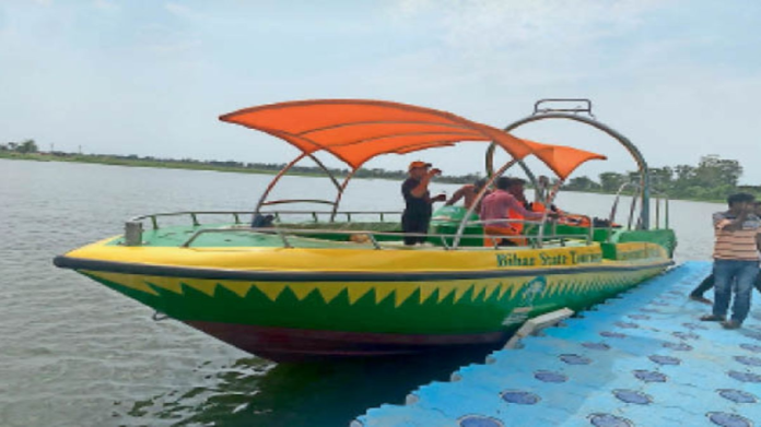 Darbhanga News: Water sports started in Darbhanga, tourists will be able to enjoy parasailing along with water scooter, boating.