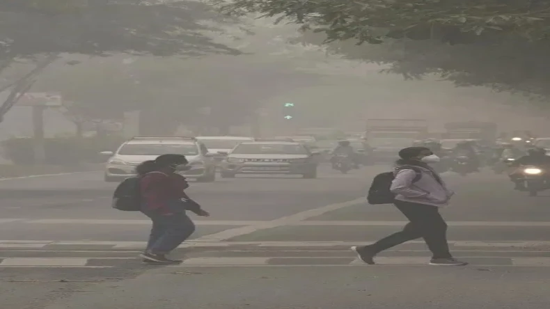 AQI: जहरीली हवा लोगों को दे रही बीमारी, कई जिलों की गुणवत्ता बेकार