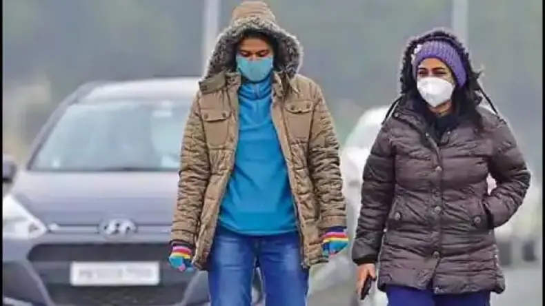 Winter: मौसम हुआ ठंडा, लोगों ने निकाले गर्म कपड़े