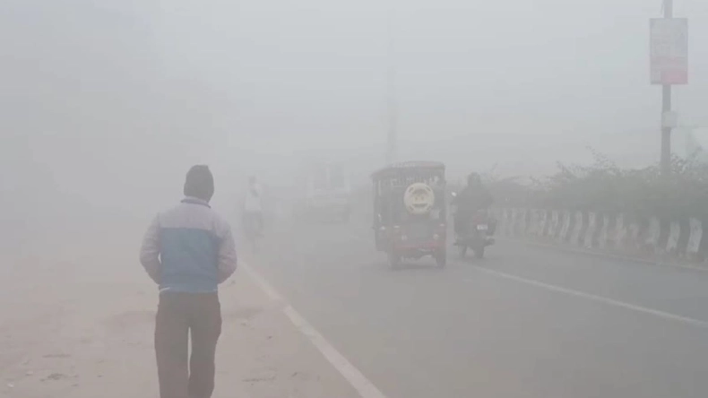 Weather: बिहार में आज का मौसम बेईमान, घन कोहरे को लेकर 14 जिलों में अलर्ट