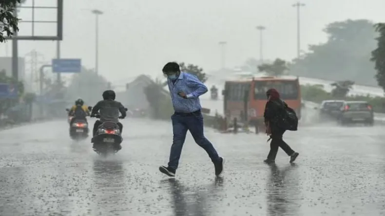 Weather: मौसम ने ढाया सितम, ठंड के हो सकती है बारिश, कई जिलों के लिए जारी अलर्ट