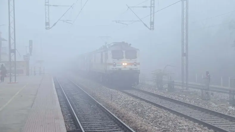 Train News: कोहरे के कारण ट्रेनों की स्पीड पर ब्रेक, यात्रियों का बुरा हाल