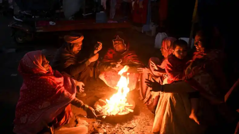 Weather: बिहार में इन दिनों लौटेगी कड़कड़ाती ठंड, प्रदेश में छाई कोहरे की चादर