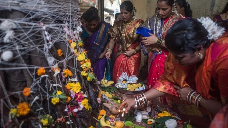 आज है वट सावित्री का व्रत, बन रहे शुभ संयोग, इस तरह करें पूजा